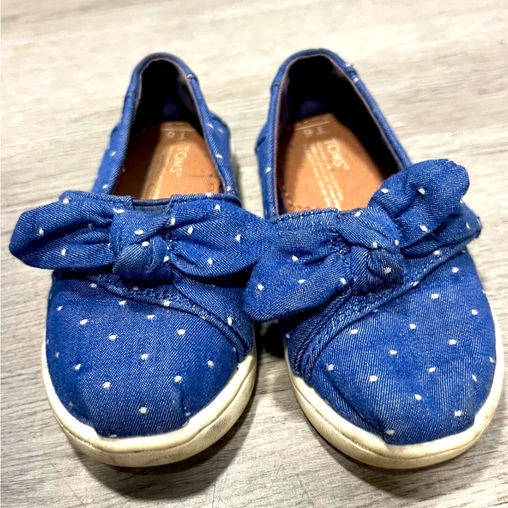 Tom’s T 6 slip on shoes denim polka dot pattern